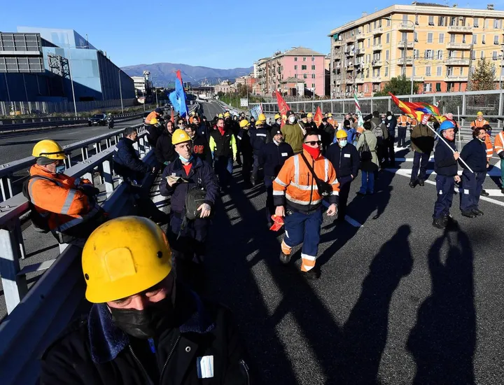 Operai delle Acciaierie d’Italia in corteo a Genova (foto Ansa di archivio)