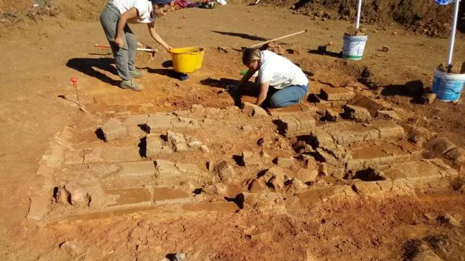 I resti della fornace romana di duemila anni fa, scoperti nella zona di Murlo