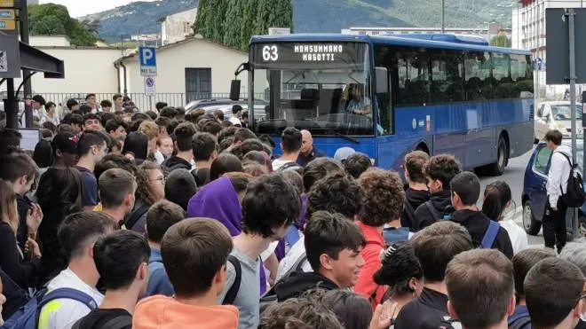 Centinaia di studenti davanti alla stazione in attesa del bus