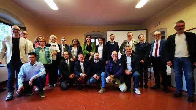 Il gruppo dei sottoscrittori del patto siglato a Villa Pecori Giraldi per far raccordare la formazione professionale e. l’istruzione con il mondo del lavoro