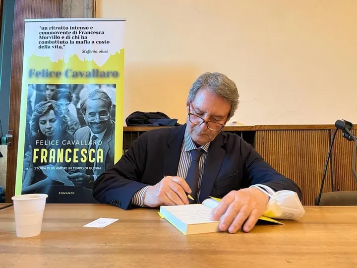 Il giornalista Felice Cavallaro, storica firma del «Corriere», presenta «Francesca. Storia di un amore in tempo di guerra» (ed. Sellerio). Lo intervista Candida Virgone