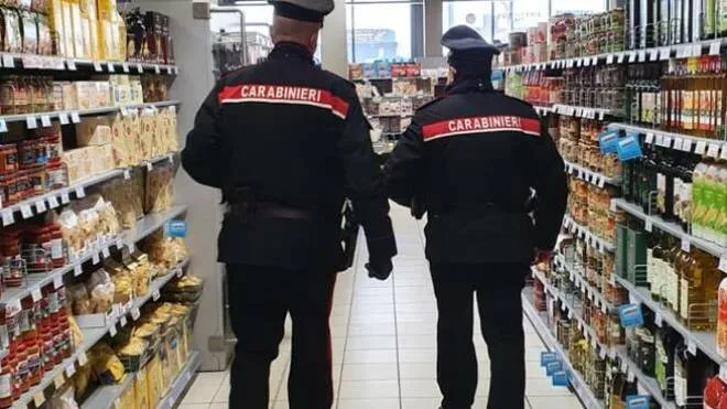 I Carabinieri al lavoro in un supemercato