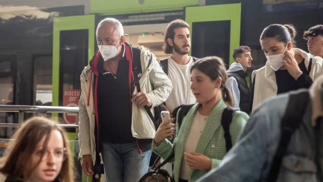 Fine obbligo mascherine nei mezzi di trasporto pubblici interviste  pisa - (foto di: ENRICO MATTIA DEL PUNTA)