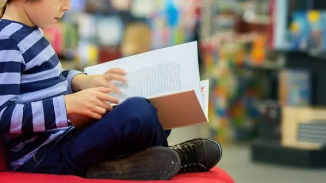 Bambino che legge (foto Ansa)