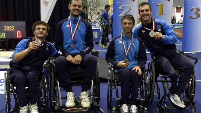 Il quartetto azzurro di fioretto: Emanuele Lambertini, il primo da destra, ha 23 anni e ha già preso parte a due edizioni dei Giochi Paralimpici, Rio de Janeiro e Tokyo
