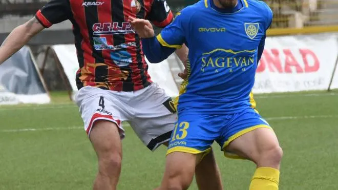 L’attaccante della Carrarese Antonio Energe, autore del gol del momentaneo vantaggio degli azzurri nella sfida contro la Virtus Entella