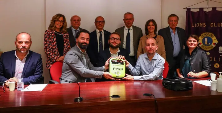 La presentazione del nuovo defibrillatore donato alla città (Gasperini/FotocronacheGermogli)