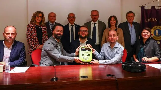 La presentazione del nuovo defibrillatore donato alla città (Gasperini/FotocronacheGermogli)