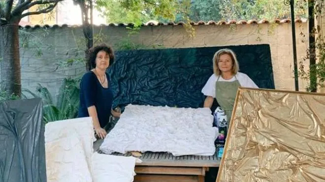 Monica Giannetti e Cristina Bogazzi di fronte. alle loro opere d’arte