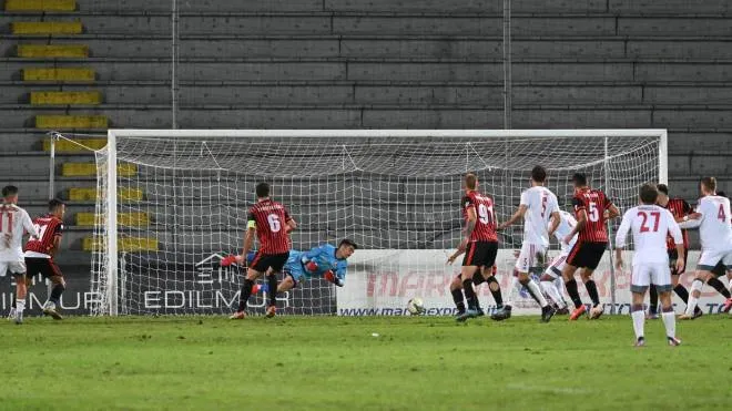 Il gol decisivo dell’Alessandria dell’1 a 2 siglato da Nepi: per la Lucchese è la seconda sconfitta consecutiva in campionato