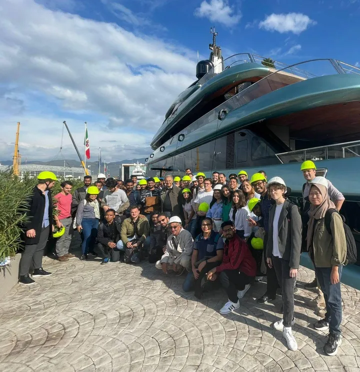 Gli studenti in visita al cantiere nautico Italian Sea Group di Marina di Carrara