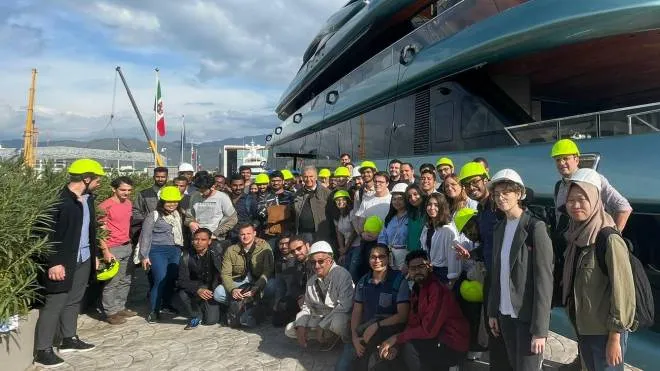 Gli studenti in visita al cantiere nautico Italian Sea Group di Marina di Carrara