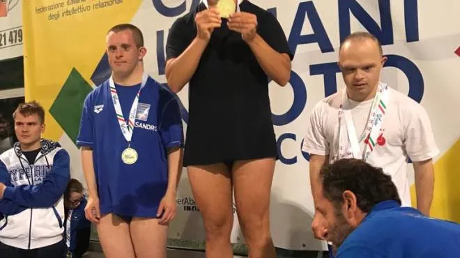 Matteo Del Rosso, 36 anni, mostra orgoglioso la medaglia d’oro