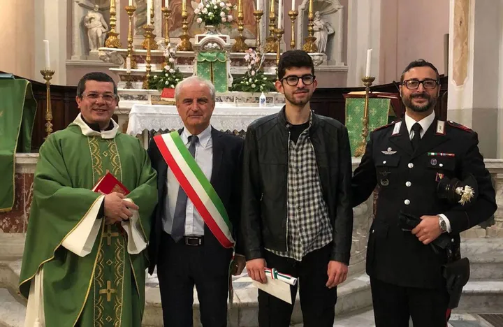 Il parroco don Massimo, il sindaco Riccardo Ballerini, Davide Lombardi e l’appuntato De Santis