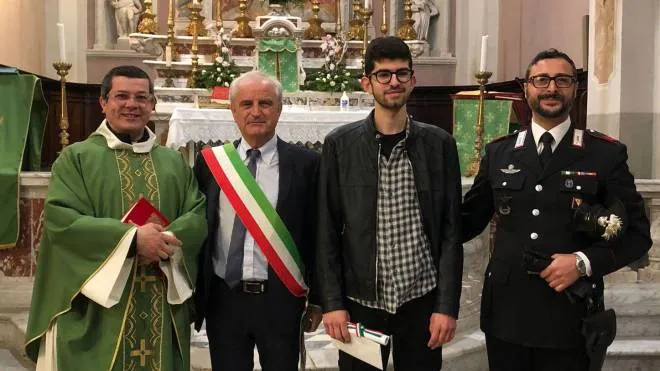 Il parroco don Massimo, il sindaco Riccardo Ballerini, Davide Lombardi e l’appuntato De Santis