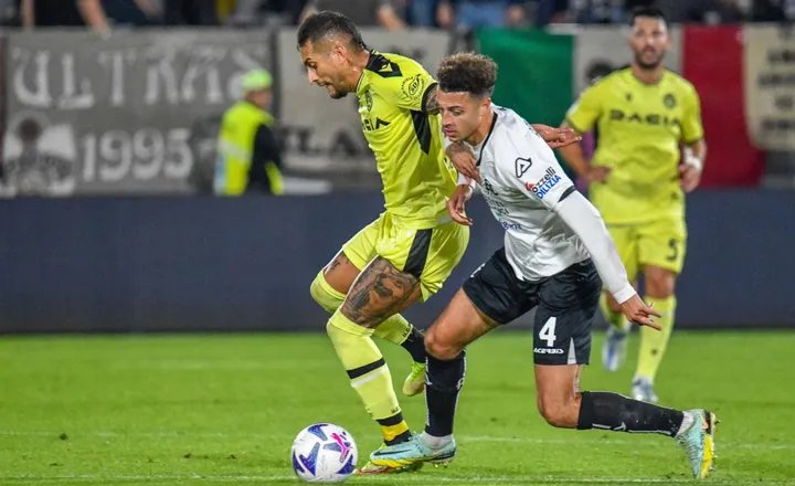 Ethan Ampadu contrasta Roberto Pereyra nel match Spezia-Udinese del ’Picco’: il giocatore gallese ha offerto un’ottima prestazione