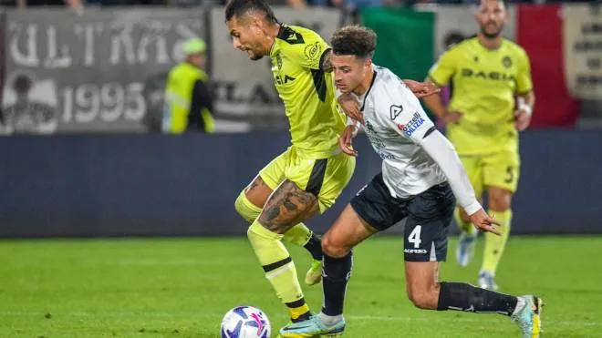 Ethan Ampadu contrasta Roberto Pereyra nel match Spezia-Udinese del ’Picco’: il giocatore gallese ha offerto un’ottima prestazione