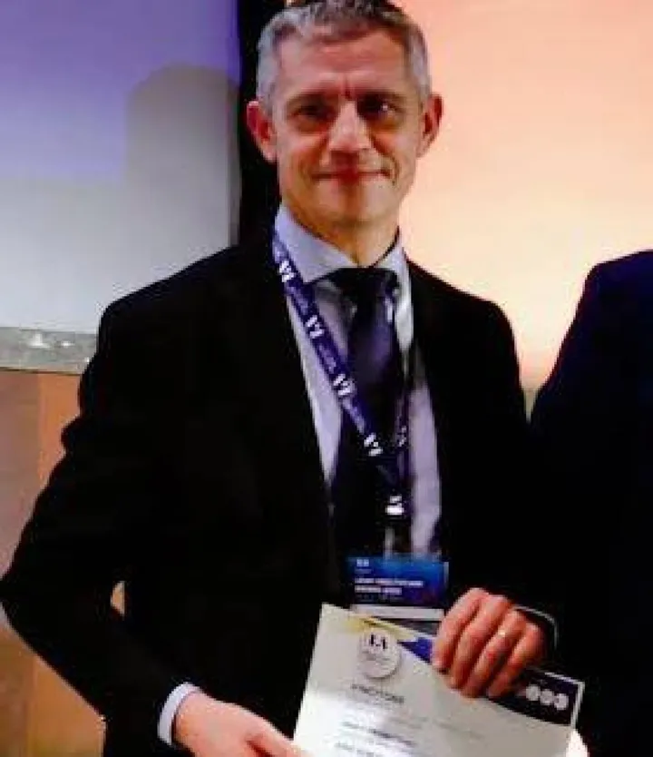 Il direttore generale del Policlinico Antonio Barretta con il premio per il Centro di trapianto del polmone