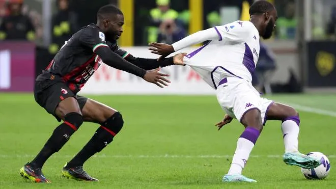 AC Milan�s Fikayo Tomori (L) challenges for the ball  Fiorentina�s Jonathan Ikone'  during the Italian serie A soccer match between AC Milan and Fiorentina at Giuseppe Meazza stadium in Milan, 13 November 2022.
ANSA / MATTEO BAZZI