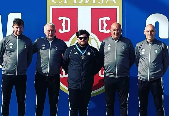 Gli istruttori della squadra Under 12 giallorossa che è stata protagonista in Serbia al torneo internazionale ’Elite Neon Cup’ di Belgrado