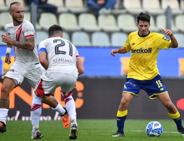 Aljaz Struna a caccia del pallone contro il Modena