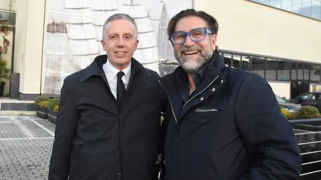 L’amministratore delegato di Italian Sea Group, Giovanni Costantini (a destra) con l’avvocato Bertuccelli davanti al cantiere Perini