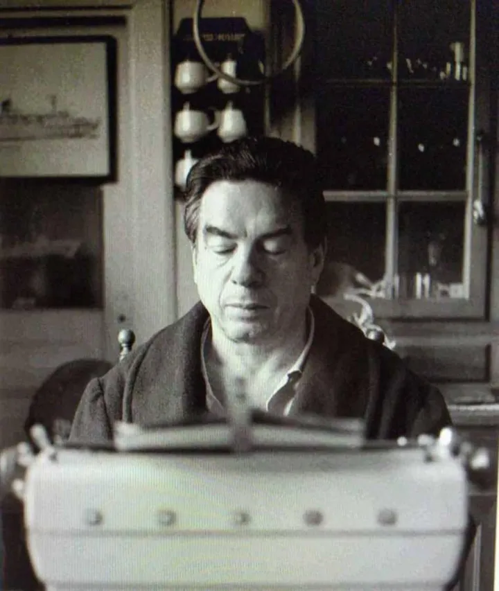 Luigi Forni alla sua macchina da scrivere in uno scatto dei primi anni Novanta