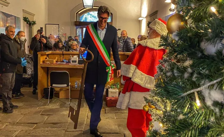 Il sindaco Michele Angiolini ha consegnato a Babbo Natale le chiavi del Castello