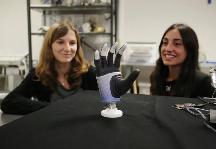 La nuova mano robotica sviluppata alla Scuola Sant’Anna (Foto Bongianni/Germogli)