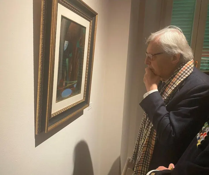 Il sottosegretario alla cultura Vittorio Sgarbi durante la visita alla mostra dedicata ad Evola