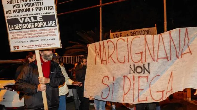 Striscioni di protesta contro il nuovo impianto che sorgerà al Terrafino (Gasperini)