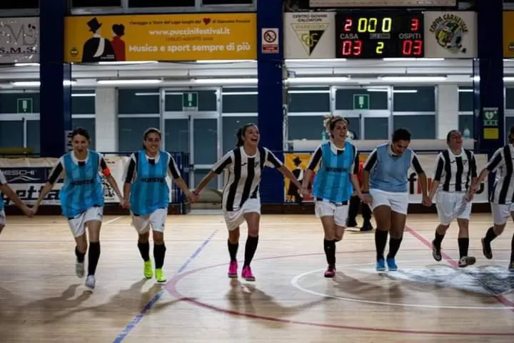Le ragazze dell’Atletico Viareggio festeggiano a fine gara la prima vittoria in campionato: hanno vinto 4-2 sul campo dell’Olimpiacolle