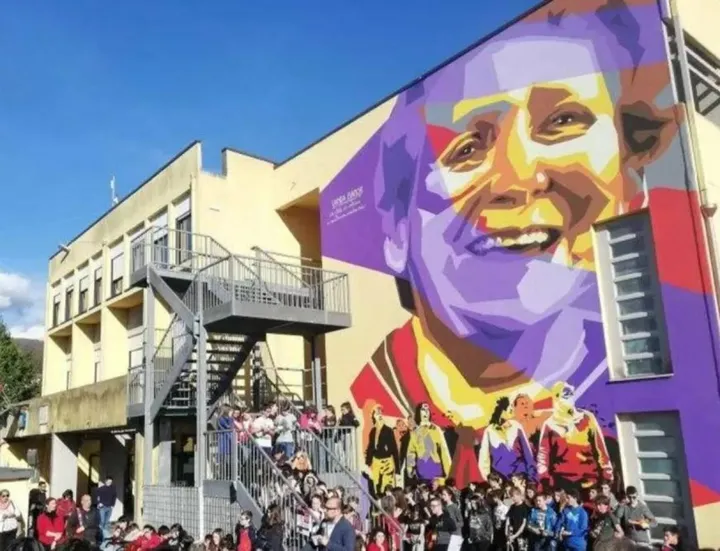 Il murale sulla facciata dell’istituto scolastico di Castelnuovo che ritrae la partignana Vanda Bianchi