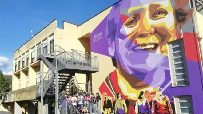 Il murale sulla facciata dell’istituto scolastico di Castelnuovo che ritrae la partignana Vanda Bianchi