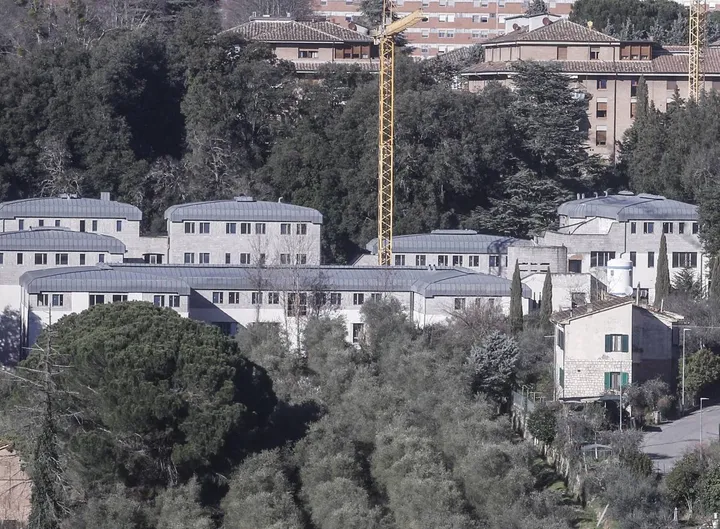 Il cantiere sulla collina di Malizia dove nasceranno 83 appartamenti da affittare a pensionati ricchi da tutto il mondo