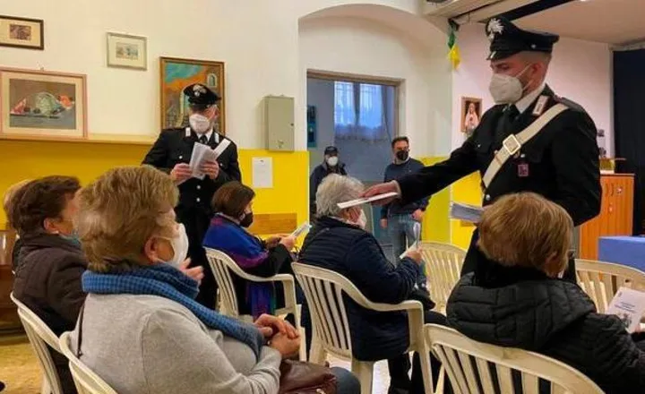 I carabinieri incontrano i cittadini per dare consigli contro le truffe
