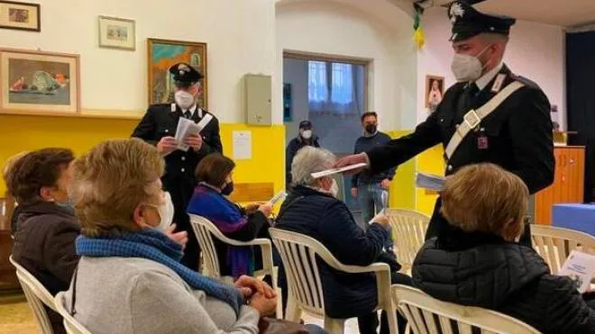I carabinieri incontrano i cittadini per dare consigli contro le truffe