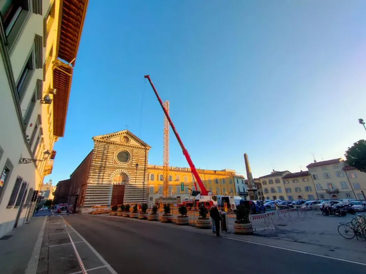 La maxi gru montata in piazza San Francesco servirà per effettuare i lavori sul tetto
