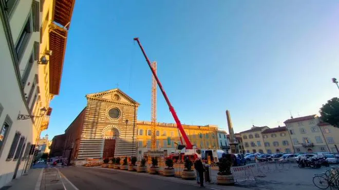 La maxi gru montata in piazza San Francesco servirà per effettuare i lavori sul tetto