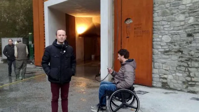 Manuel Buttini e Giacomo Perfigli, dell’associazione Paraplegici, davanti all’ascensore