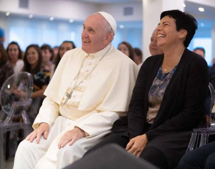 Chiara Amirante fondatrice di Nuovi Orizzonti con Papa Francesco nel 2019