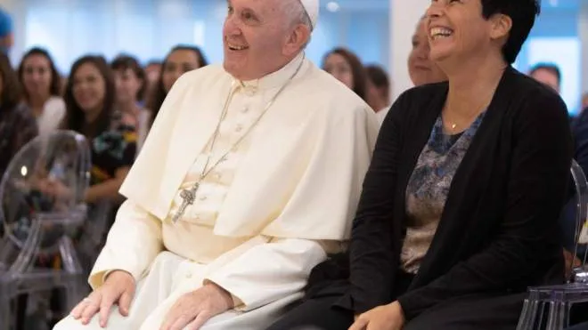 Chiara Amirante fondatrice di Nuovi Orizzonti con Papa Francesco nel 2019