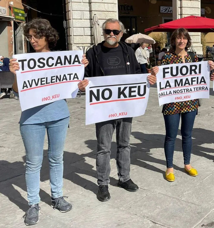 Una manifestazione di protesta contro il keu. Indagati a Firenze i vertici di Chimet e Tca