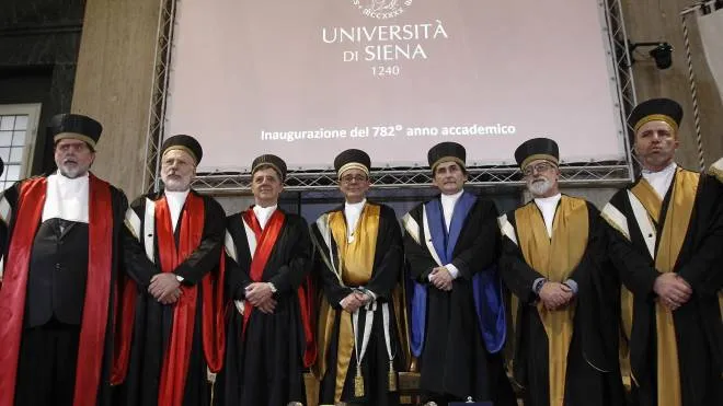 Il rettore Roberto Di Pietra al centro tra i suoi delegati alla cerimonia di apertura del 782° anno accademico dell’Università
