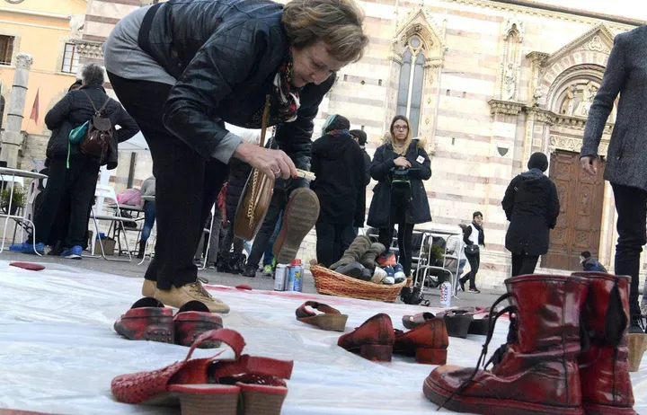 Le scarpe rosse sono diventate il simbolo della lotta alla violenza sulle donne