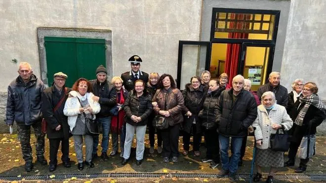 Il gruppo di persone che hanno preso parte all’incontro con i carabinieri
