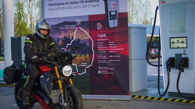 Il driver Marco Ghezzi ha fatto un percorso di oltre 100 chilometri con una moto elettrica di ultima generazione