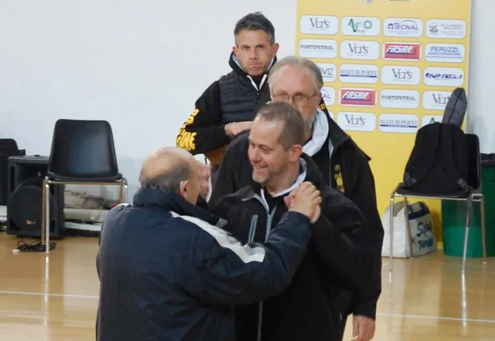 L’abbraccio tra il patron Piergiorgio Baronti e il coach Maurizio Milani