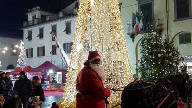 L’albero di Natale davanti al municipio di Montevarchi
