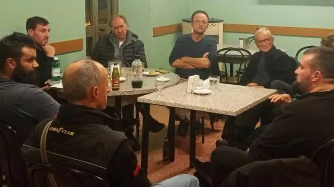 Un momento dell’incontro che si è tenuto al bar di Silvio Angeloni a Pariana